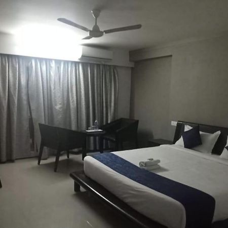 Aec Residency Hotel Alappuzha Bagian luar foto